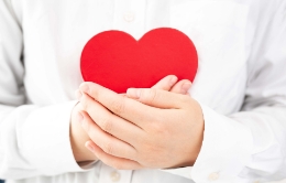 ハートを抱える写真