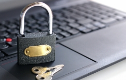 パソコンと南京錠の写真