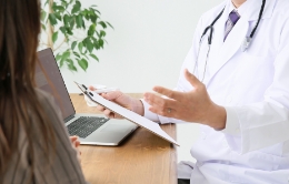 医療の診断をされる人の写真