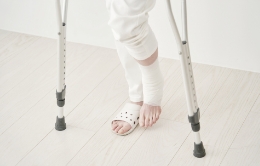 松葉づえを突くの写真