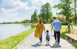 家族が手をつないで歩いている写真