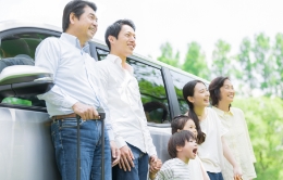 家族と自動車の写真