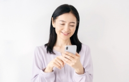 スマートフォンを操作する女性の写真